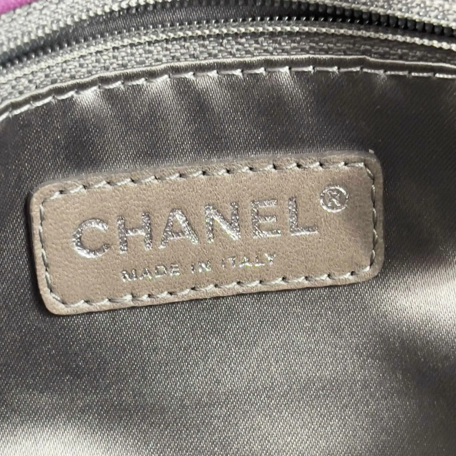 CHANEL - Reissue Venetian Chain Mademoiselle Flap Bag - Medium / Fuchsia-Silver