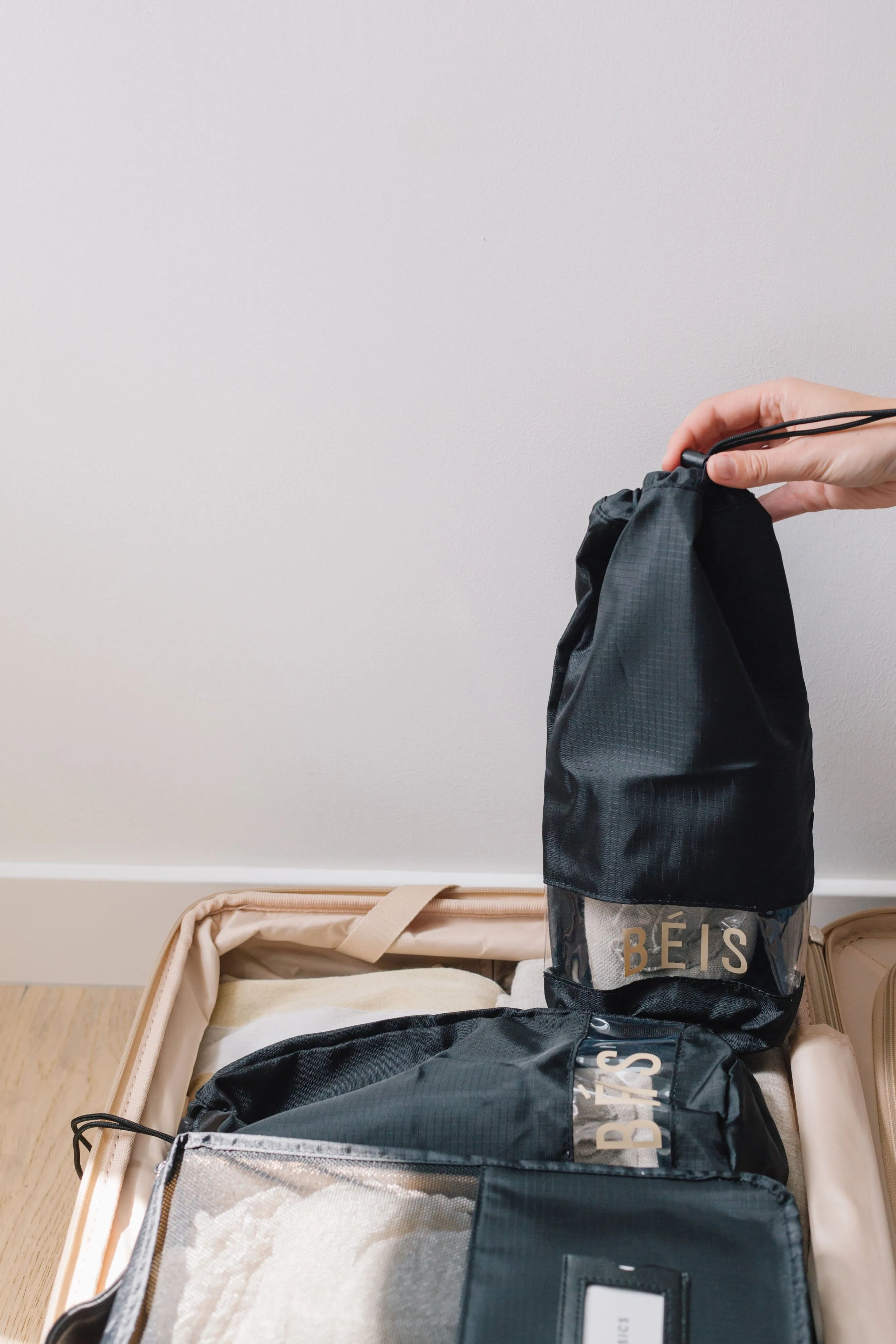 The Packing Cubes in Black